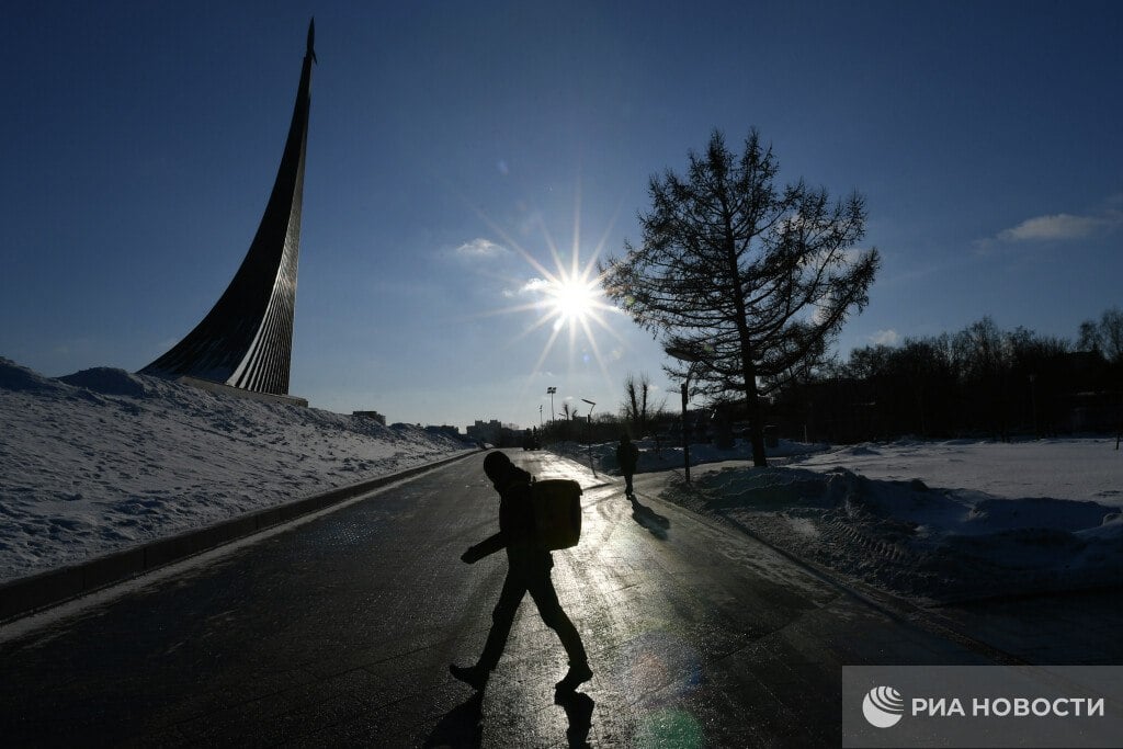 Солнце "пожадничало" и не слишком радовало москвичей в ноябре – жители столицы видели его в 2 раза реже, чем положено по норме.   Как сообщила главный специалист столичного метеобюро Позднякова, солнце в городе в предыдущем месяце светило всего 14 часов – при норме в 32 часа.  Но за счет сентября с рекордным количеством солнца осень 2024 года стала третьей самой солнечной в текущем столетии