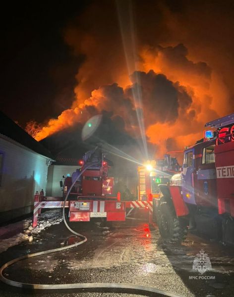 База отдыха горит в Паратунке Пожарные тушат пожар на одной из баз отдыха в селе Паратунка Елизовского района сообщили агентству КАМЧАТКА ИНФОРМ в ГУ МЧС России по региону Пожар начался поздним вечером 31 октября Загорелось двухэтажное бетонное здание обшитое сайдингом с цокольным этажом и мансардой с деревянной двускатной крышей обшитой профнастилом К тушению привлекались более 40 человек личного состава Около часа ночи пожар удалось локализовать на площади 600 квадратных метров в 2 часа 44 минуты было ликвидировано открытое горение В настоящий момент тушение пожара продолжается проводится проливка деревянных конструкций Погибших и пострадавших нет По данным РАИ КАМЧАТКА ИНФОРМ горит гостиничный комплекс Усадьба Росинка КАМЧАТКА ИНФОРМ новости Камчатки в Telegram Фоторепортажи и эксклюзивные материалы на kamchatinfo com НАПИСАТЬ НАМ