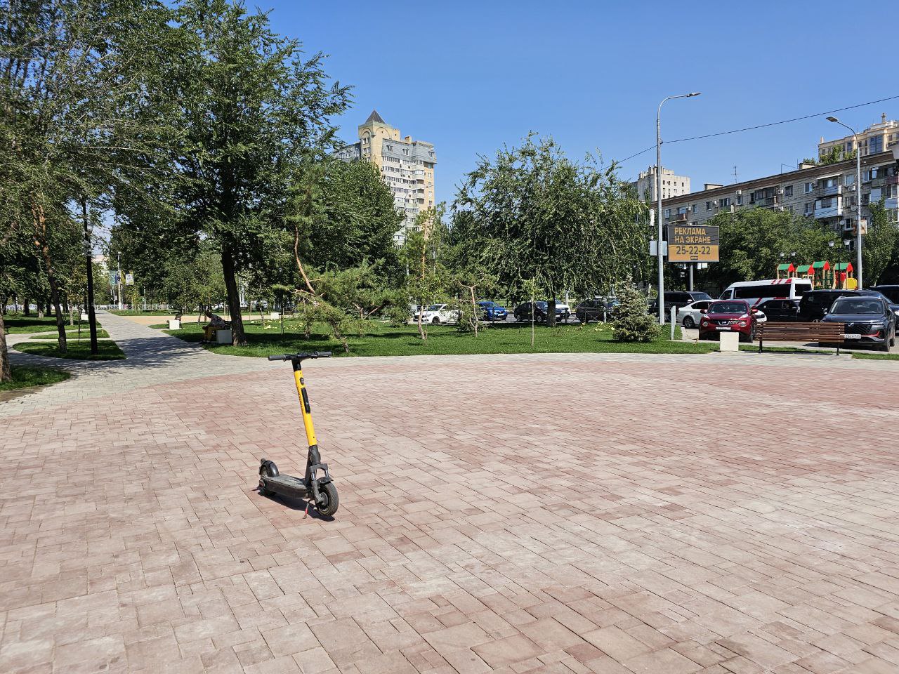 В Волгограде упорядочат деятельность сервисов по аренде электросамокатов  Пока электросамокаты в Волгограде бросают где попало, а горожане жалуются во все инстанции на их летающих по городу на больших скоростях бесшабашных водителей. Городская Дума в ближайшее время рассмотрит нормативный документ, который станет первым шагом к урегулированию работы сервисов по аренде и использованию электросамокатов городе. Проект изменений в Правила благоустройства готовили несколько месяцев.