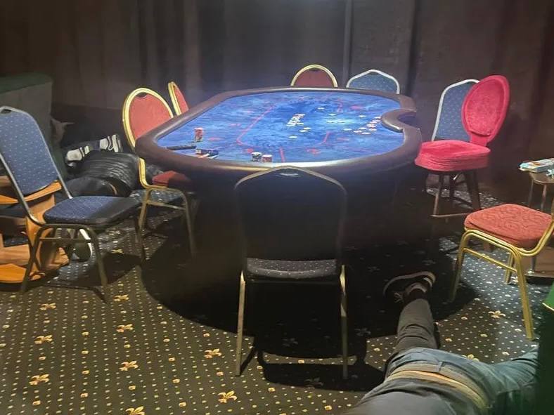 Администратор подпольного казино в Симферополе получила 3 года условки В декабре прошлого года женщина приехала в крымскую столицу чтобы устроиться на работу к своему знакомому на должность администратора кассира в незаконный игорный зал сообщили в прокуратуре РК Женщина проработала там до мая этого года и совместно с соучастниками получила 1 8 миллиона рублей Деятельность выявили и пресекли правоохранители она свою вину признала в содеянном раскаялась Суд приговорил виновную к 3 годам лишения свободы условно с испытательным сроком на аналогичный период Приговор не вступил в законную силу говорится в сообщении Уголовное дело в отношении её знакомого выделено в отдельное производство и рассматривается судом