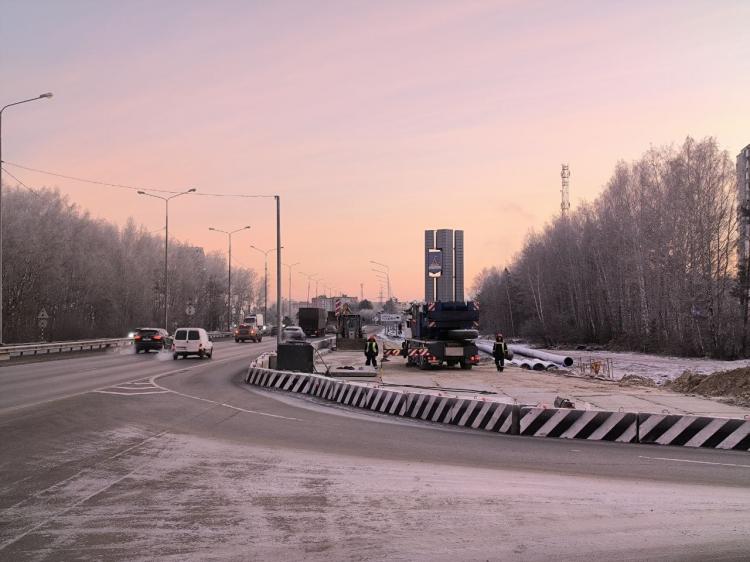 Первую опору будущего путепровода на Московском тракте в Тюмени смонтировали напротив примыкания к ул. С. Джанбровского  В перспективе улица "перешагнёт" через магистраль и соединит районы перспективной застройки.  "Специалисты приступили к монтажу ливневой канализации, завезли необходимое оборудование. Уже проложены первые 100 метров трубопровода. Также с участка будут вынесены линии электроснабжения, связи, водопровод и газопровод. Параллельно идёт отсыпка будущих съездов и строительство первого из двух надземных пешеходных переходов", - рассказали в управлении.   Строительство развязки по Московскому тракту планируется завершить до конца 2026 г.