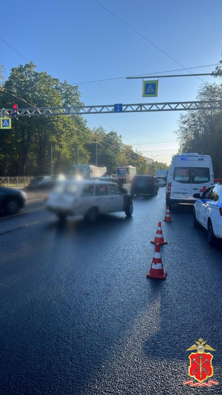 Водитель сбил беременную женщину с тремя детьми в Петербурге.  Женщина, ее четырехлетняя дочь и 11-летние девочки-близняшки госпитализированы с травмами, сообщили в региональном МВД. Отмечается, что инцидент произошел в зоне регулируемого пешеходного перехода напротив гипермаркета.  По данным РЕН ТВ, мать детей находится в операционном отделении в состоянии средней тяжести. В больницу поступил и 49-летний водитель.  Полиция разбирается в деталях происшествия, устанавливаются все обстоятельства ДТП.       Отправить новость