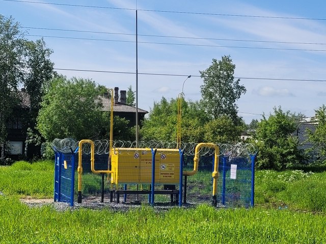 В Ломоносовский округ пришла догазификация Для догазификации округа проложен распределительный газопровод протяженностью 2 км, установлен пункт редуцирования газа. Возможность подключения к новым сетям создана для 71 домовладения. С жителями заключено 20 договоров на догазификацию. «Мы продолжаем прием заявок на догазификацию и подключаем домовладения по мере их готовности. Напомню, что льготные категории граждан могут получить региональную меру поддержки для компенсации стоимости газового оборудования, работ внутри границ земельных участков и в домах», — отметил генеральный директор ООО «Газпром газораспределение Архангельск» Павел Курлыгин. Компенсацию на догазификацию до 100 тысяч рублей могут получить: - ветераны Великой Отечественной войны; - ветераны боевых действий; - инвалиды Великой Отечественной войны и инвалиды боевых действий; - члены семей погибших умерших инвалидов войны, участников Великой Отечественной войны, ветеранов боевых действий; - участники специальной военной операции и члены их семей; - инвалиды первой группы; - лица, осуществляющие уход за детьми-инвалидами; - многодетные семьи; - малоимущие граждане, в том числе малоимущие семьи с детьми. Подробнее можно узнать здесь Программа социальной газификации входит в состав национального проекта «Инфраструктура для жизни».