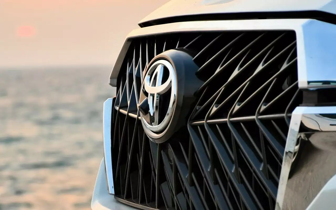 Toyota выпустит первые в мире машины с полностью твердотельными аккумуляторами Компания Toyota объявившая о партнерстве с Sumitomo Metal Mining Co нацелилась на массовое производство катодных материалов для новых аккумуляторов По словам Toyota новые аккумуляторы способны значительно улучшить запас хода мощность сократить время зарядки и изменить будущее автомобильного транспорта В отличие от текущих жидкостных батарей которые используют электролитные растворы твердотельные аккумуляторы Toyota применяют катод анод и твердый электролит Компания утверждает что их инновационная технология может сократить размеры батарей повысить выходную мощность и продлить срок службы Toyota планирует представить свой первый электромобиль с твердотельными батареями в 2027 или 2028 году Благодаря запатентованной технологии синтеза порошка от Sumitomo Metal Mining ей удалось создать высокопрочный катодный материал для этого типа аккумуляторов Toyota elektrocarsgo