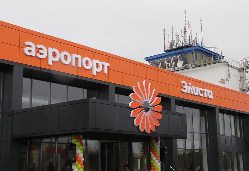 Калмыкия планирует запустить авиарейс Элиста Улан Удэ в 2026 году Этот маршрут станет важной частью развития транспортной инфраструктуры и укрепления связей с регионами жители которых исповедуют буддизм Аэропорт Элисты стал первым аэропортом который возобновил работу в условиях СВО Ограничения на работу сняты с 3 мая В следующем году планируем запустить ряд новых направлений на Восток нашей страны Есть идея открыть авиарейс в дружественную Республику Бурятию Мы над этим работаем Маршрут достаточно дальний Республика на первых порах планирует субсидировать рейсы и тогда авиакомпании подхватят эту идею сказал глава республики отвечая на вопрос жителя региона о развитии транспортного сообщения Хасиков также рассказал о судьбе авиасообщения с Санкт Петербургом По словам главы Калмыкии из за дальности расстояния в связи с изменением маршрута в целях безопасности рейс пока является нерентабельным для авиаперевозчиков Подписывайтесь на наш канал в МАХ