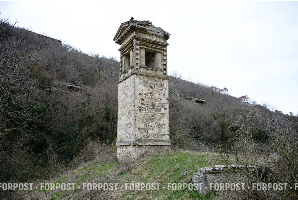 Суд признал башню Микрюковского водопровода в Севастополе бесхозной Теперь объект культурного наследия передан в имущественную казну города Для самого памятника архитектуры такое решение можно считать позитивным поскольку обязанности по содержанию ремонту реставрации накладываются на владельца Вместе с башней в муниципальную казну отошли и другие объекты инженерной инфраструктуры водопроводные сети теплотрассы и дренажная система которые также не имели зарегистрированных владельцев ForPost ForPost в MAX