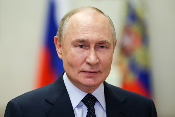 Владимир Путин поздравил российских евреев с праздником Рош ха Шана Президент страны отметил их бережное отношение к истории своего народа Уважаемые друзья Следование древним традициям сегодня служит духовной опорой для российских евреев которые вносят важный вклад в развитие страны укрепление межнационального и межрелигиозного согласия говорится в телеграмме опубликованной на сайте Кремля Путин подчеркнул что праздник который знаменует начало нового года в иудейском календаре призывает верующих к покаянию обращает к милосердию и состраданию а также символизирует приверженность высоким нравственным идеалам лежащим в основе всех традиционных религий Подпишись на Говорит Москва