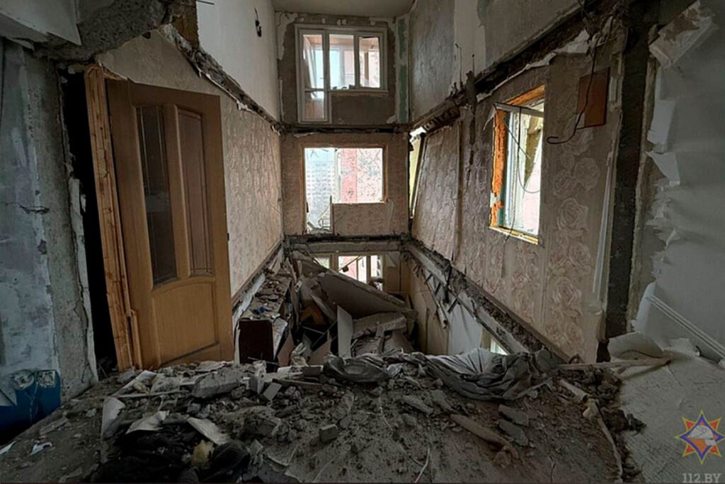 Следователи назвали причину взрыва который произошел в декабре прошлого года в многоэтажке Гомеля Эпицентром взрыва газовоздушной смеси стала кухня квартиры 107 на седьмом этаже дома 3 по улице Косарева сообщил начальник УСК по Гомельской области Максим Спринцин  В результате ЧП частично обрушились перекрытия в нескольких квартирах подъезда а под завалами погибла женщина 1968 года рождения Возбуждено уголовное дело по факту взрыва в жилом доме Подпишись Минская правда MLYN by