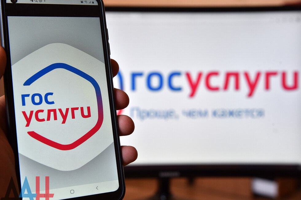 Новый сервис для защиты от кибермошенников появился на Госуслугах : Написать нам , что делать, если гражданин сообщил мошенниками пароль, как не попасться на схемы мошенников, куда обратиться при столкновении с преступниками в интернете. Россияне также смогут проверить свой уровень цифровой грамотности и записаться на курсы по информационной безопасности. Ранее Президент РФ Владимир Путин подписал закон по борьбе с кибермошенничеством, куда вошли более 30 инициатив Правительства, среди которых: обязательная маркировка звонков на экране телефона, отказ от получения рассылок и спам-звонков, запрет госслужащим, сотрудникам банков и операторов связи общаться с гражданами через мессенджеры и другие. Читать полностью