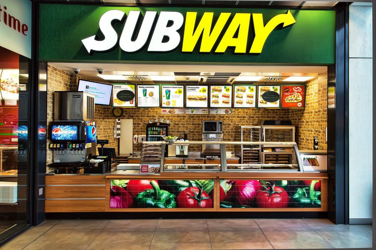 В Subway нашли кишечную палочку в блюдах и опарышей в салатах. На кухне заведений Москвы царит полная антисанитария: бегают тараканы, жуткая грязь, гнилые и просроченные продукты. Сотрудники работают без медицинских книжек. После перекуса в ресторанах многие клиенты получают сильные отравления.