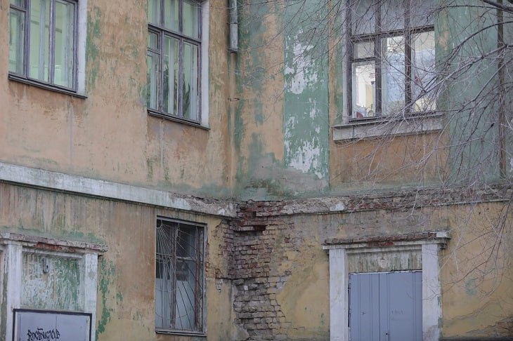 В Волгоградскую область поступил первый транш в размере 700 миллионов рублей из 1 08 миллиарда которые были выделены региону на переселение граждан из аварийных домов Об этом как передает V102 RU сообщили сегодня 10 ноября в администрации региона Первый транш в размере 700 млн рублей уже поступил это позволит начать закупочные процедуры в 2025 году Помимо приобретения благоустроенных жилых помещений для переселенцев часть средств пойдет на выплату денежных компенсаций тем кто выбрал такой механизм сообщили в администрации Ранее сообщалось что федеральные органы одобрили заявку Волгоградской области на получение средств на реализацию программы переселения граждан из аварийного жилья в 2025 2026 годах