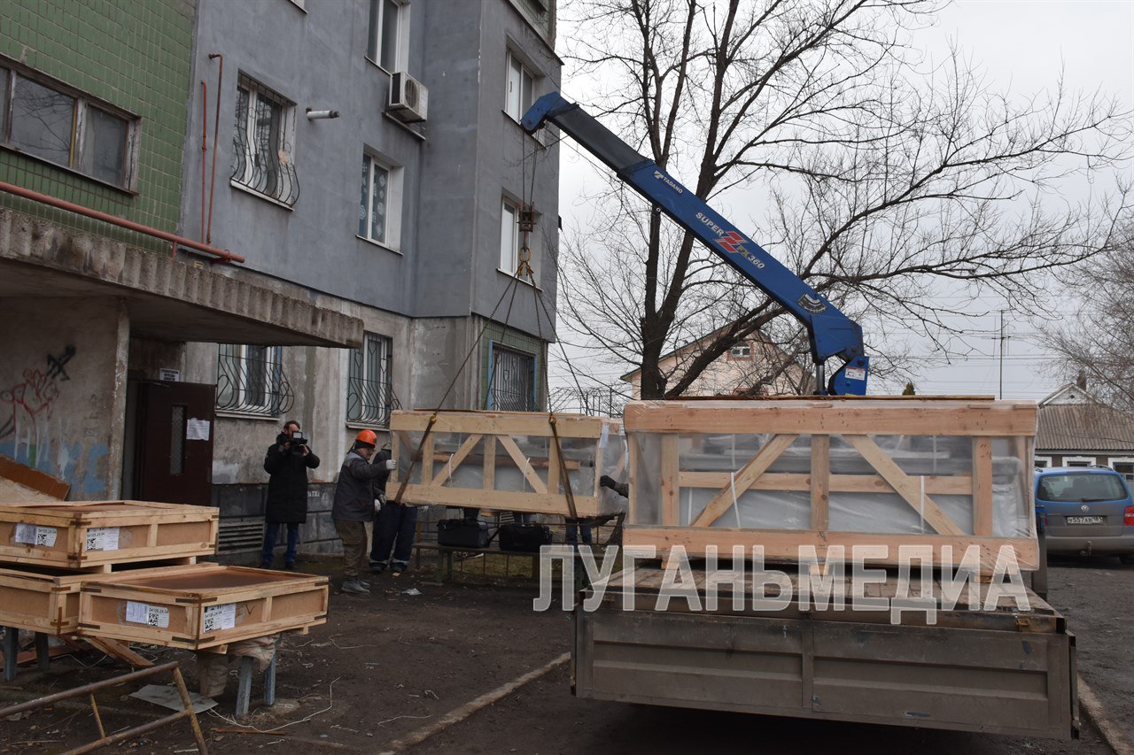 В Алчевске продолжается замена лифтового оборудования   Сегодня специалисты Щербинского лифтостроительного завода трудятся в девятиэтажном доме № 1 по улице Станиславского.   Отметим, что всего в городе более 450 подъемников в 158 многоквартирных домах. Около 200 из них находятся в нерабочем состоянии.   Как рассказал начальник отдела реализации мероприятий по капитальному ремонту Минстроя ЛНР Максим Анфилов: «В 2024 году в Алчевске было заменено и введено в эксплуатацию 90 лифтов».   – На этом мы не останавливаемся, – подчеркнул Максим Владимирович. – Замена лифтового хозяйства ведется планомерно. В 2025 году запланирована замена 21 лифта в шести многоквартирных домах. Работы ведутся в рамках адресной программы капитального ремонта при поддержке Минстроя Российской Федерации. Все дома, включенные в программу, определяются Администрациями муниципалитетов. Акцент идет на дома, где проживают люди с ограниченными возможностями здоровья, хочется больше помочь людям.   Подробнее...             Вконтакте       Одноклаcсники