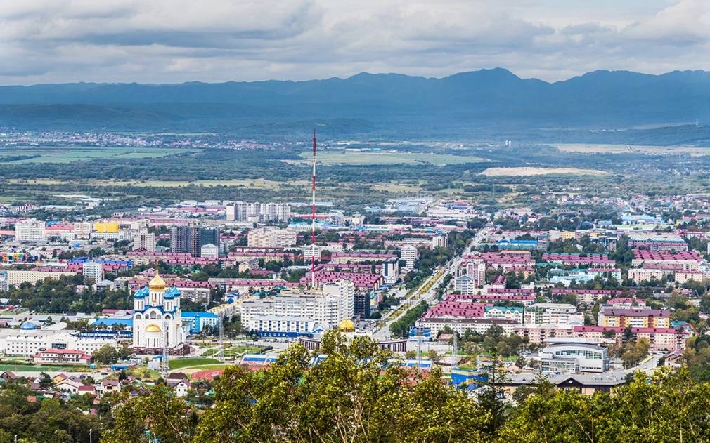 ЦБ назвал регионы с самой дешёвой и дорогой ипотекой В апреле средняя ставка по ипотеке в России составила 7,5%, снизившись с мартовских 7,6%. Это связано с тем, что льготные программы составляют 85% всех выдач, сообщили в Центробанке. Самую низкую ставку — 3,9% — зафиксировали в Сахалинской области. Чуть выше она оказалась в Бурятии 4,3% и Приморье 4,4% . Также в топ-5 вошли Тыва 4,6% и Архангельская область 4,7% . Такой уровень объясняется действием дальневосточной и арктической ипотеки под 2%. Самая высокая ставка — 19,7% — оказалась в Ингушетии. В Чечне она составила 18%, в Республике Алтай — 9,7%. Замыкают пятёрку Карачаево-Черкесия 9,2% и Саратовская область 9% . #ипотека Фото: Irina Kononova / Shutterstock / FOTODOM Читать РБК Недвижимость в Telegram