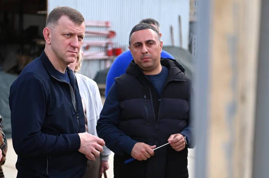 Мэр Краснодара проверил строительство соцобъектов на улице Позднякова Евгений Наумов осмотрел стройплощадки школы и двух детских садов районе улицы Позднякова. Школа рассчитана на 1550 учеников. Сейчас завершено около 40% работ — продолжается кладка наружных стен и монтаж плит. В здании запланированы 62 класса, два спортзала, два актовых и два обеденных зала. Рядом строят два детских сада на 380 мест каждый. По словам мэра, готовность этих объектов приближается к 90%. Договорились с застройщиком, что фасады сделаем разных цветов, — написал Наумов в своем телеграм-канале. Новости тут Прислать фото/видео