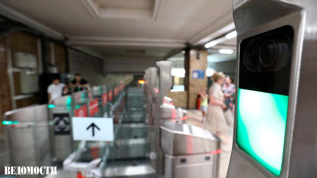Камеры распознавания лиц для оплаты проезда установили на всех станциях московского метро и Московского центрального кольца МЦК Об этом сообщил мэр Сергей Собянин Для оплаты достаточно посмотреть в камеру на турникете не используя карты телефон или наличные Подключиться к сервису можно в мобильном приложении Метро Москвы Сервис также действует в Аэроэкспрессе на причалах регулярного речного транспорта и на нескольких станциях Московских центральных диаметров МЦД По данным Собянина Москва стала мировым лидером по количеству видов транспорта с такой опцией Власти города подчеркивают что все данные надежно зашифрованы Telegram Max