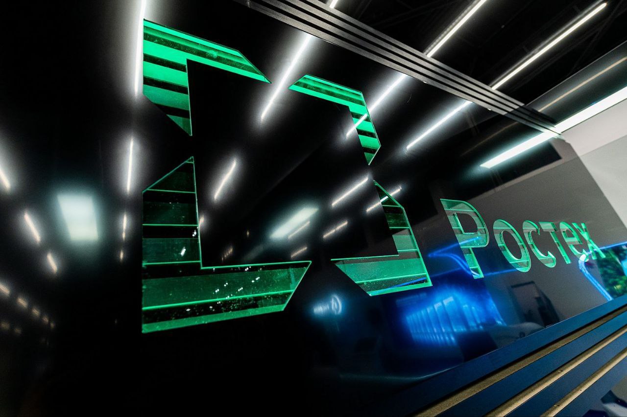 Ростех покажет на выставке UMEX в Арабских Эмиратах линейку новых многоцелевых беспилотников Lightning Эти универсальные комплексы могут применяться для решения различных задач от экспресс разведки и доставки грузов до поддержки поисково спасательных операций и охраны границ В линейке есть три модели   Lightning 2 предназначен для доставки малых грузов и медицинских препаратов оценки обстановки в чрезвычайных ситуациях а также для практического обучения операторов Дрон способен переносить груз весом до 6 кг при этом его дальность достигает почти 50 километров   Lightning P предназначен для мониторинга контроля и обследования местности Аппарат обладает максимальной скоростью полета из всей линейки до 270 км ч   Lightning R создан для круглосуточного многоцелевого мониторинга днем и ночью в различных климатических условиях Он оснащен видеокамерой с 30 кратным гибридным зумом на гироскопическом подвесе что позволяет вести качественное наблюдение при маневрировании Выставка UMEX and SimTEX 2026 пройдет в Абу Даби с 20 по 22 января rostecru