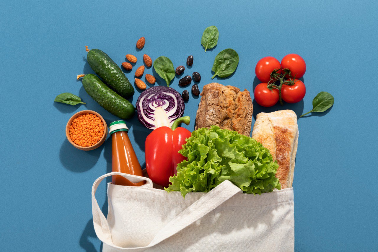 В Новосибирской области за 9 месяцев минимальный набор продуктов подорожал на 5 4 При этом в августе набор наоборот стал дешевле на 5 6 в сравнении с июлем В последний месяц лета цена за базовую продуктовую корзину составляла 7 643 3 рубля Самый дорогой минимальный набор продуктов оказался в Красноярском крае 8 810 2 рубля а самым дешевым в Омской области 6 427 6 рублей
