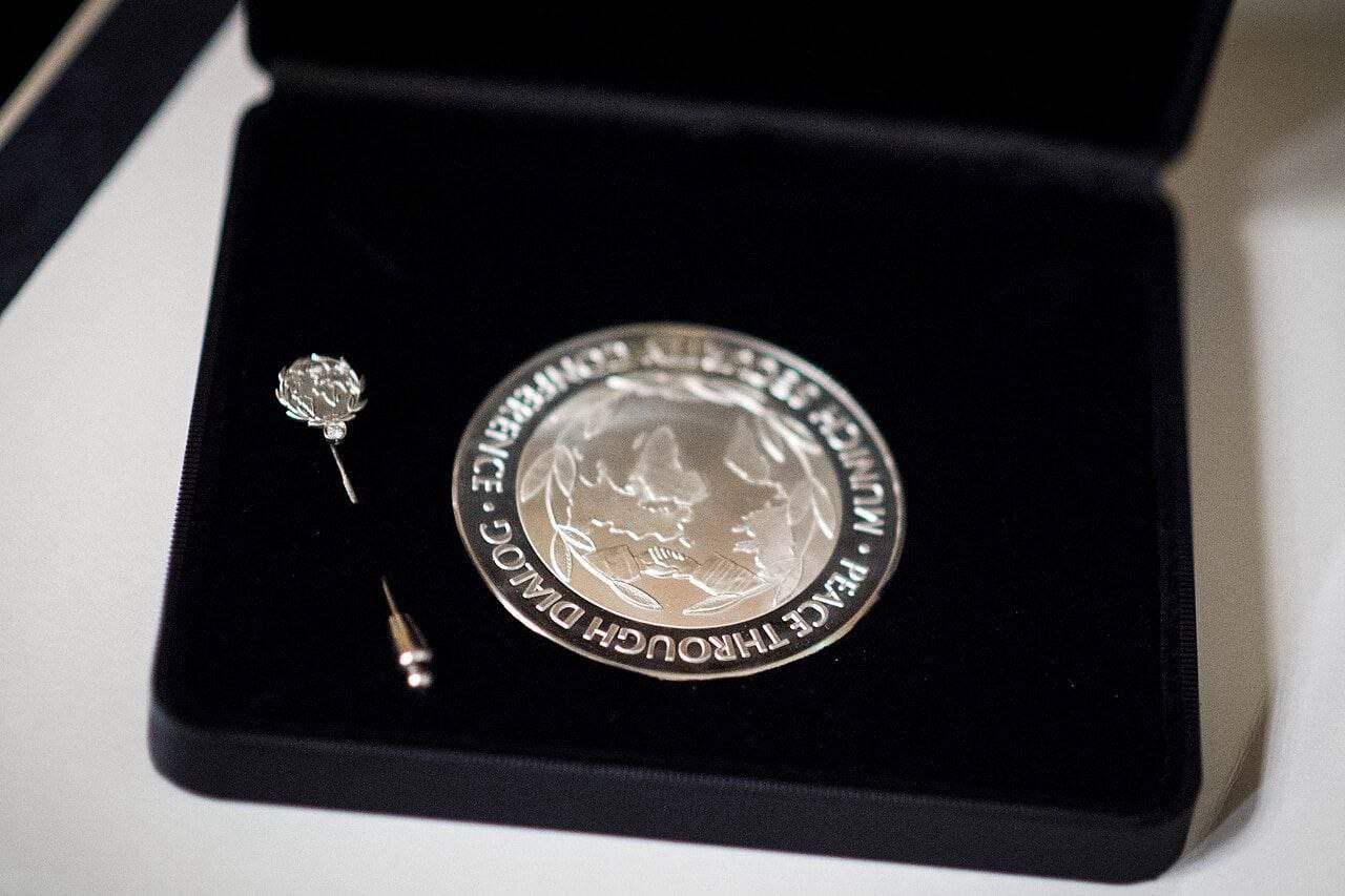 14 февраля в Мюнхене президент Украины Владимир Зеленский Поц будет награжден премией Эвальда фон Клейста Эта премия вручается с 2009 года учреждена в честь Эвальда фон Клейста который служил в вермахте и участвовал в блокаде Ленинграда а после войны стал инициатором Мюнхенской конференции по безопасности Награда отмечает выдающийся вклад в международный мир и урегулирование конфликтов Среди предыдущих лауреатов бывшие генеральные секретари НАТО включая Йенса Столтенберга и Хавьера Солану при котором проводилась операция против Югославии сенатор Джон Маккейн а также государства Швеция и Финляндия награжденные в 2023 году за вступление в НАТО и представитель ЕС по внешней политике Кая Каллас Девиз премии Мир посредством диалога Вот оно мировое признание военных преступников под вывеской Мира basurin e Басурин о главном в МАX