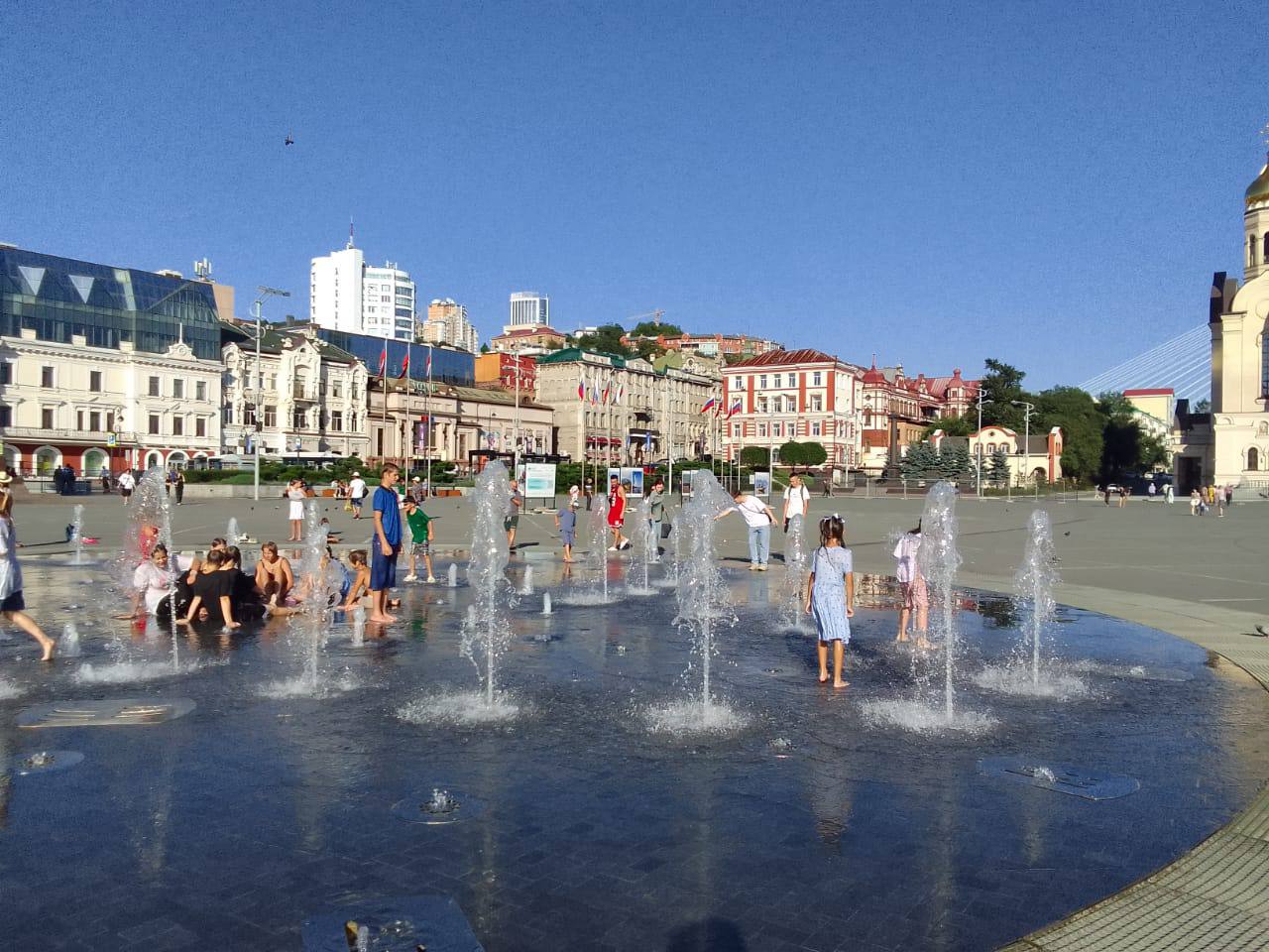 В четверг, 12 сентября, в рамках празднования Дня мёда на главной площади Владивостока, развернется выставка-ярмарка «Приморские продукты питания»  В мероприятии примет участие губернатор Приморского края Олег Кожемяко.  Открытие ярмарки в 12:00