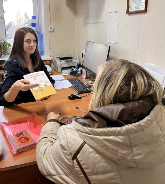 В Самарской области полицейские провели профилактическую акцию «Школа безопасности для пенсионеров»  В целях профилактики преступлений с использованием IT-технологий в отношении граждан пожилого возраста и повышения уровня правовой грамотности населения на территории Самарского региона проходит профилактическое мероприятие «Школа безопасности для пенсионеров».  Так, в Жигулёвске сотрудники полиции на улицах города провели профилактические беседы с пожилыми людьми.  В ходе мероприятия полицейские предупредили пенсионеров об участившихся случаях мошенничества, рассказали, о наиболее распространенных схемах, которые используют злоумышленники.  В завершение бесед полицейские вручили пожилым людям информационные памятки с советами о том, как защититься от мошенников и призвали не открывать дверь незнакомым людям, не доверять подозрительным телефонным звонкам и никогда не передавать неизвестным свои персональные данные - реквизиты банковских карт и коды, приходящие на телефон.