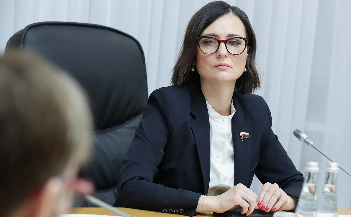 В Госдуме потребовали ужесточить правила фотосессий новорожденных Первый зампред комитета Госдумы по защите семьи вопросам отцовства материнства и детства председатель Совета матерей Татьяна Буцкая в разговоре с РИА Новости предложила ввести обязательную сертификацию фотографов проводящих фотосессии новорожденных а также условий проведения таких съемок   telegra ph V Gosdume potrebovali uzhestochit pravila fotosessij novorozhdennyh 05 07