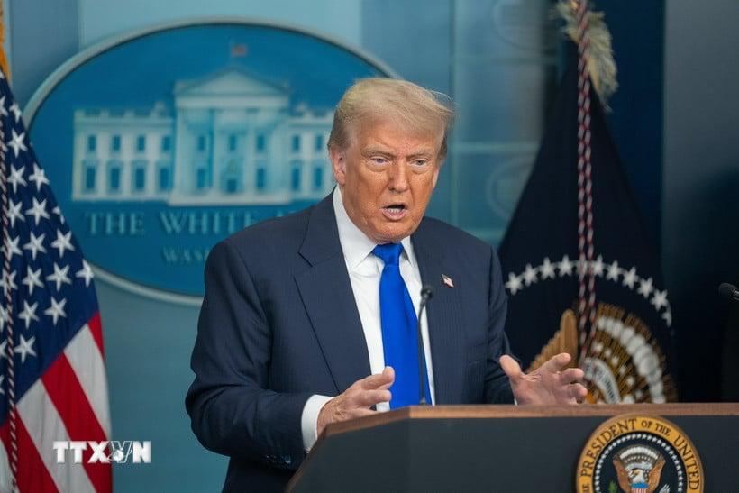 Мебель под прицелом тарифной политики США Президент США Дональд Трамп объявил 22 августа что его администрация начнет масштабное расследование в отношении импортируемой мебели Этот шаг может привести к повышению пошлин в отрасли где из за пошлин выросли цены В социальной сети Truth Social президент США заявил что мебель из других стран ввозимая в США будет облагаться налогом точная ставка которого пока не определена Эта мера позволит вернуть мебельную промышленность в Северную и Южную Каролину Мичиган и многие другие штаты США Г н Трамп заявил что расследование будет завершено в течение 50 дней однако другие расследования в сфере национальной безопасности заняли гораздо больше времени Представитель Белого дома подтвердил что расследование будет проводиться в соответствии с разделом 232 Закона о расширении торговли 1962 года Расследование может предоставить дополнительную правовую поддержку существующим тарифам если федеральный апелляционный суд отменит взаимные тарифы которые г н Трамп ввел в отношении нескольких торговых партнеров США в апреле 2025 года а также импортные тарифы введенные в феврале 2025 года в отношении Китая Канады и Мексики По данным правительства в 1979 году в мебельной и деревообрабатывающей промышленности было занято 1 2 миллиона работников но в 2000 году эта цифра сократилась до 681 000 человек а на сегодняшний день составляет 340 000 человек По данным американского отраслевого журнала Furniture Today в 2024 году США импортировали мебели на сумму около 25 5 млрд долларов что на 7 больше чем в 2023 году По данным Министерства торговли США новые пошлины на импорт из стран производителей мебели способствовали росту цен на домашнюю мебель на 0 7 в июле 2025 года хотя общая инфляция потребительских цен сдерживалась более низкими ценами на бензин Мебель станет последним импортным товаром который администрация Трампа расследует по соображениям национальной безопасности 21 августа администрация объявила о расследовании импорта ветряных турбин а ранее уже обращала внимание на медь и другие металлы Влияние на общую потребительскую инфляцию пока остается ограниченным Экономисты прогнозируют что потребуется некоторое время чтобы тарифы оказали влияние на крупнейшую экономику мира Любопытно что мебельная отрасль в разных странах никогда не являлась стратегической и значимой в силу своих не очень высоких цифр на фоне общих годовых оборотов страны США импортировали в 2024 году товаров на 4 1 трлн долларов и 25 млрд которые приходятся на импорт мебели как то тонут в этих годовых оборотах импорта Но тем не менее администрация Трампа расследует вопрос импорта мебели по соображениям национальной безопасности
