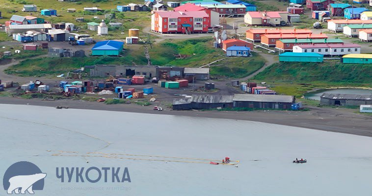 Лососевая путина-2025 началась на Чукотке    Она стартовала в Западно-Беринговоморской зоне на южном побережье региона - в районе реки Хатырка. Исключение составляет Мейныпильгынская озёрно-речная система. Здесь ставить сети можно будет с 15 июня. Большая часть воды пока покрыта льдом, поэтому на вылов лососей смогли выйти только представители коренных народов, живущие в самом южном прибрежном селе округа — Хатырке. «Погода позволила нашим односельчанам выйти на рыбалку. Кто-то даже вернулся с уловом. Но массового хода рыбы пока нет», - рассказала глава администрации села Ксения Кутынкеу.   Подготовку к промыслу ведут и рыбопромышленники региона. «У нас полным ходом идет подготовка к предстоящей путине. Представители компании уже в Мейныпильгыно, в ближайшие дни сотрудники прилетят и в Хатырку. Они ведут подготовительные работы. А рыбаки у нас местные, сейчас они приводят в порядок орудия лова», - сообщили в компании "Чукотоптторг".    ЧИТАТЬ ПОЛНОСТЬЮ   : рыбалка у села Хатырка, август 2024  #рыболовство    Информагентство "Чукотка"    ПОДПИСАТЬСЯ    ПОДДЕРЖАТЬ ГОЛОСОМ
