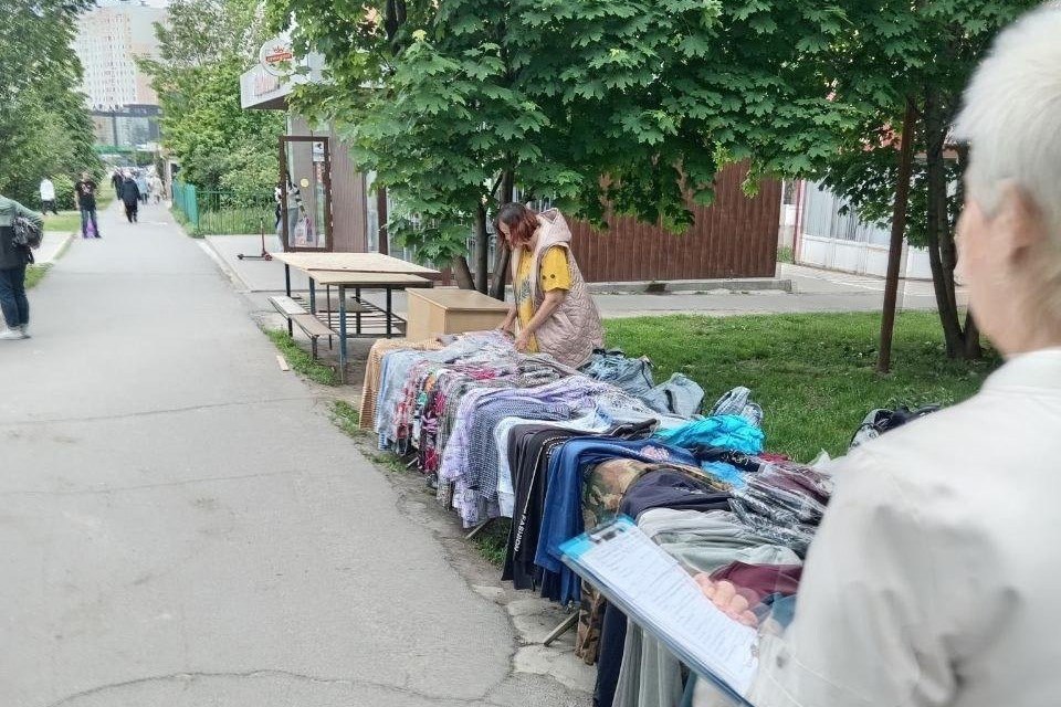С 16 по 22 мая администрация Центрального округа провела два рейда по борьбе с несанкционированной торговлей. Нарушения были выявлены на улицах 50 лет Октября, Бойцов 9-й дивизии, Запольной, Садовой, Майском бульваре, Студенческой и проспекте Дериглазова. По статье 53 Закона Курской области от 04.01.2003 № 1-ЗКО «Об административных правонарушениях в Курской области» было составлено 11 протоколов. Материалы переданы в административную комиссию для принятия решения. С нарушителями провели профилактическую работу и разъяснили правила торговли. Такие рейды проходят еженедельно.