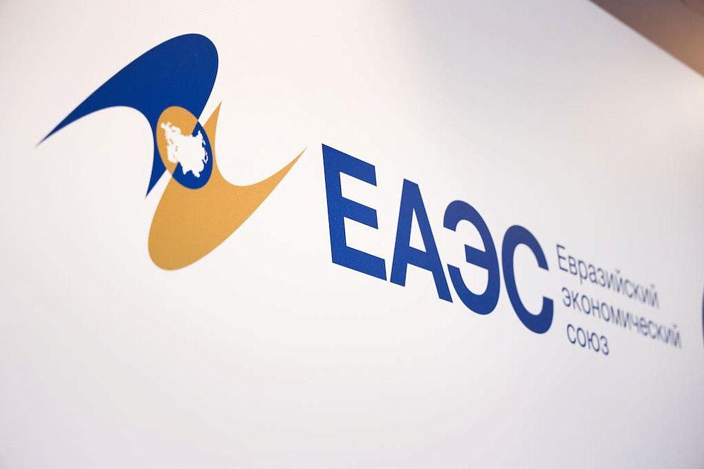 ЕАЭС таможня станет ключевым звеном в развитии транспортно логистических коридоров Об этом пишет телеграм канал Рассказываем о ЕАЭС На II Международной научно практической конференции министр по таможенному сотрудничеству ЕЭК Руслан Давыдов отметил что таможенное администрирование играет важную роль в формировании международных коридоров Север Юг и Восток Запад и является действенным инструментом увеличения товарооборота ЕАЭС со странами Глобального Юга По словам Давыдова с 11 февраля 2026 года в Союзе начнут применять электронные навигационные пломбы для отслеживания перевозок Эта технология подчеркнул он ускорит перемещение товаров упростит контрольные процедуры и станет важным шагом в технологическом развитии ЕАЭС MAX ВК ДЗЕН