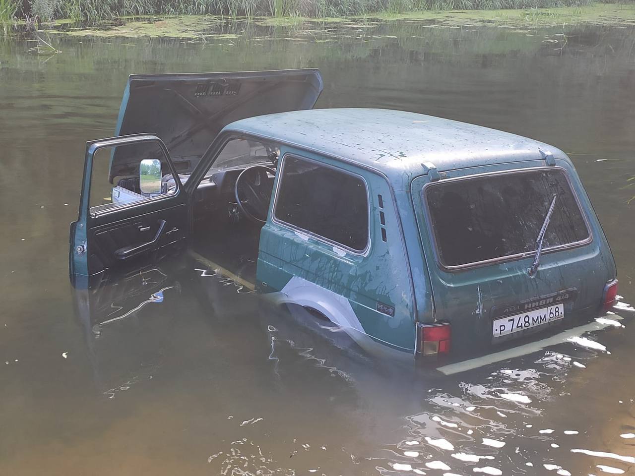 В деревне Орехово Жуковского района едва не утонул автомобилист. Водитель с разгону влетел в реку. Местные жители отмечают, что мужчина был нетрезв. Никто из отдыхающих, включая водителя, не пострадал.    ES! - канал. Подписаться