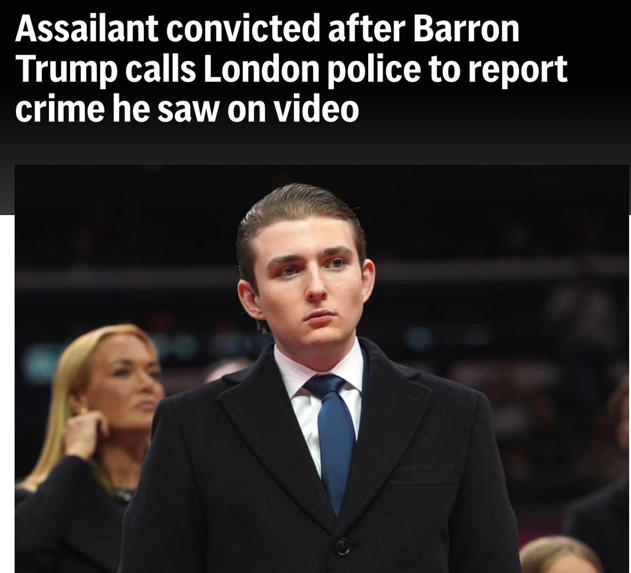 В Лондоне суд признал виновным сына российского бизнесмена Матвея Румянцева по делу о нападении на девушку В деле фигурирует сын Дональда Трампа сообщают западные СМИ Инцидент произошел в январе 2025 года в лондонской квартире потерпевшей По данным суда 22 летний Румянцев напал на свою девушку на почве ревности В момент конфликта женщина находилась на видеосвязи FaceTime с Барроном Трампом который стал очевидцем происходящего Как сообщает Associated Press увидев избиение Баррон Трамп находившийся в США связался с экстренными службами Великобритании и сообщил о происходящем После этого британская полиция начала расследование Суд установил что Румянцев схватил девушку за волосы повалил на пол оскорблял и наносил удары По данным обвинения которые приводит The Guardian причиной агрессии стала его ревность к общению потерпевшей с Барроном Трампом По информации The Independent Румянцев был признан виновным по ряду обвинений связанных с физическим насилием при этом по отдельным более тяжёлым пунктам он был оправдан Баррон Трамп лично в судебных заседаниях не участвовал однако его звонок в экстренные службы был приобщён к материалам дела Матвей Румянцев является сыном Сергея Румянцева основателя российской сети кофеен One Price Coffee уточняет Associated Press Сайт Страна X Twitter Прислать новость фото видео Реклама на канале Помощь