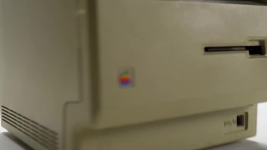 Spigen представила ретро-чехол для iPhone 17 Pro в честь 50-летия Apple