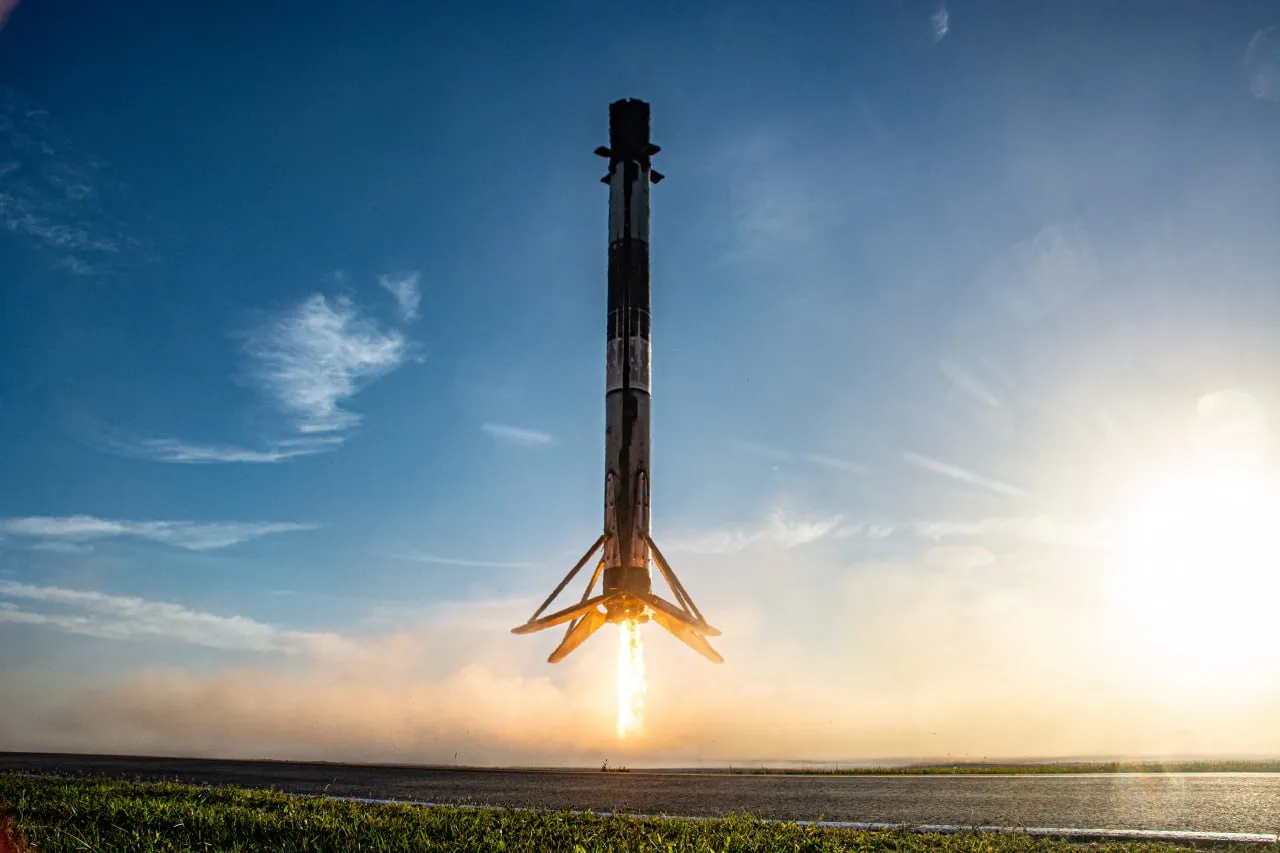 Американский грузовой корабль Cygnus XL готовится к стыковке с Международной космической станцией Грузовик компании Northrop Grumman был выведен на орбиту 11 апреля Стыковка с МКС запланирована на 12 50 по времени Восточного побережья США 19 50 мск Операция пройдёт с использованием роботизированной руки манипулятора станции которая захватит корабль и пристыкует его к модулю Cygnus XL доставит на орбиту около пяти тонн груза включая продовольствие оборудование и материалы для научных экспериментов Ожидается что он останется в составе станции до октября Подписаться на Говорит Москва Telegram VK MAX