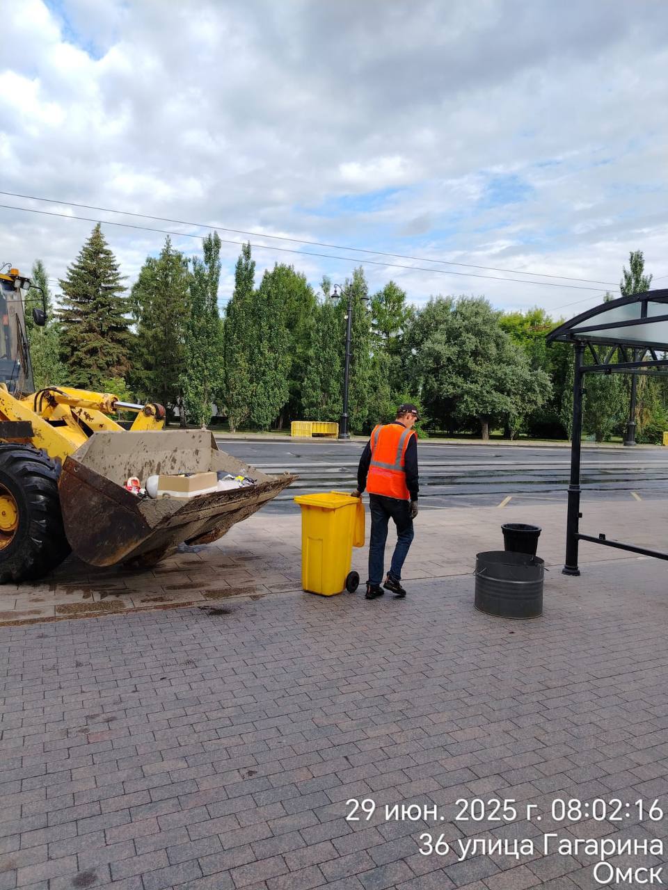 В Омске завершили уборку после праздничных мероприятий После оживлённых праздничных гуляний на центральных улицах Омска службы благоустройства принялись за наведение порядка. С утра работники УДХБ активно убирали праздничные локации, вывозили накопившийся мусор и восстанавливали газоны. В результате на улицах Ленина, Гагарина, Красный Путь и Соборной площади было собрано почти 60 кубометров отходов. : УДХБ Подписаться Написать в редакцию