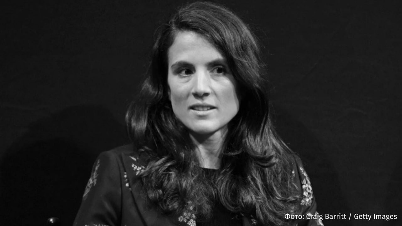 Внучка Джона Кеннеди скончалась в возрасте 35 лет от онкологического заболевания NBC News По словам семьи ранее Татьяне Шлоссберг диагностировали острый миелоидный лейкоз с редкой мутацией Девушка проходила химиотерапию ей также делали пересадку костного мозга Татьяна Шлоссберг была опытным и уважаемым экологическим журналистом работавшим в The New York Times и сотрудничавшей с такими изданиями как The Atlantic и The Washington Post Она критиковала своего двоюродного брата министра здравоохранения Роберта Ф Кеннеди Шлоссберг называла его позором для всей семьи когда тот баллотировался в президенты как независимый кандидат в 2024 году БайБайден в МАХ