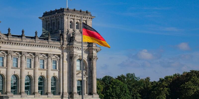 Для бизнеса в Германии потеря российского рынка оказалась очень существенной. Уход с рынков России негативно отразился на немецких компаниях, многие из них начали банкротиться или у них начались экономические проблемы, сообщил член Российско-германской внешнеторговой палаты ВТП , глава строительной компании Bavaria-Bau Вальдемар Эбергардт. Бизнесмен пояснил, что из-за расторжения долгосрочных контрактов бизнесу нечем платить зарплату, люди теряют работу и становятся получателями социальных пособий от государства. Граждан, не имеющих доходов или временно оставшихся без работы становится все больше, поэтому растущие объемы выплат все сильнее истощают госбюджет Германии.