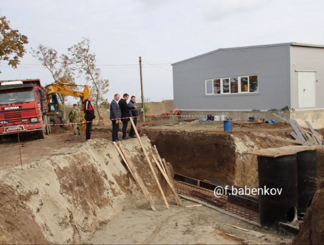 В Темрюкском районе строят новую систему водоподготовки для улучшения качества воды  Проект «Чистая вода» реализуется в рамках нацпроекта «Жилье и городская среда».   В г. Темрюке осуществляется строительство системы водоподготовки для Курчанского водозабора и водовода от насосной станции 2-го подъема Курчанского водозабора до распределительной камеры на ул. Первомайской.    Протяженность коммунальной артерии составляет 11,6 км километров. Реализация этого проекта позволит значительно улучшить качество воды в городе.