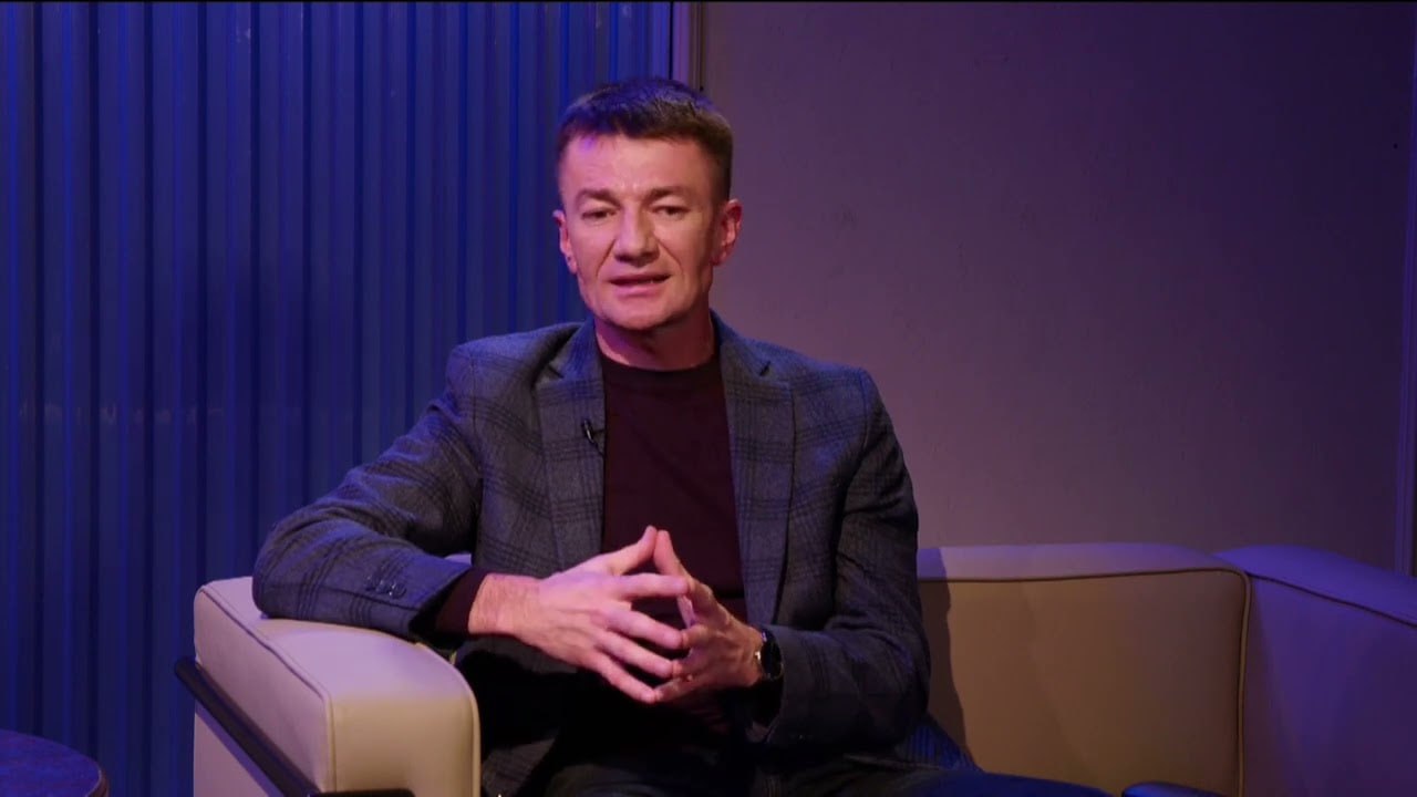Задержан бывший офицер СИБ по делу о государственной измене Власти Румынии Чехии и Венгрии при поддержке Евроюста задержали бывшего высокопоставленного сотрудника Службы информации и безопасности Молдовы по данным IPN им является Александр Балан Румынские спецслужбы сообщают что Балан в 2024 2025 годах проводил встречи в Будапеште для передачи секретной информации агенту КГБ Беларуси за деньги что могло угрожать национальной безопасности Румынии В настоящее время он находится под следствием по делу о государственной измене Подпишись на Moldova Liberă