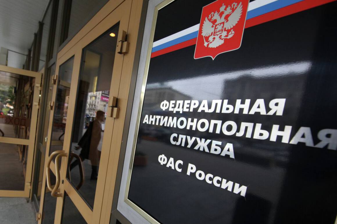 Минцифры хочет ввести штрафы для УК не пускающих интернет провайдеров в дома В чем суть Министерство анализирует практику применения закона о беспрепятственном доступе интернет провайдеров в многоквартирные дома МКД обсуждает введение административной ответственности для управляющих компаний УК не пускающих провайдеров в дома в нарушение закона Минцифры рассматривает все поступающие вопросы касающиеся доступа провайдеров в МКД как от граждан так и от операторов связи для обращений создан специальный сервис на Госуслугах Напоминаем ФАС России сообщила о возбуждении уголовонгго дела в отношении компаний ПИК по факту ограничения доступа интернет провайдеров в многоквартирные дома из за чего жильцы в феврале остались без доступа в интернет Компаниям группы грозят штрафы от 0 01 до 0 15 выручки