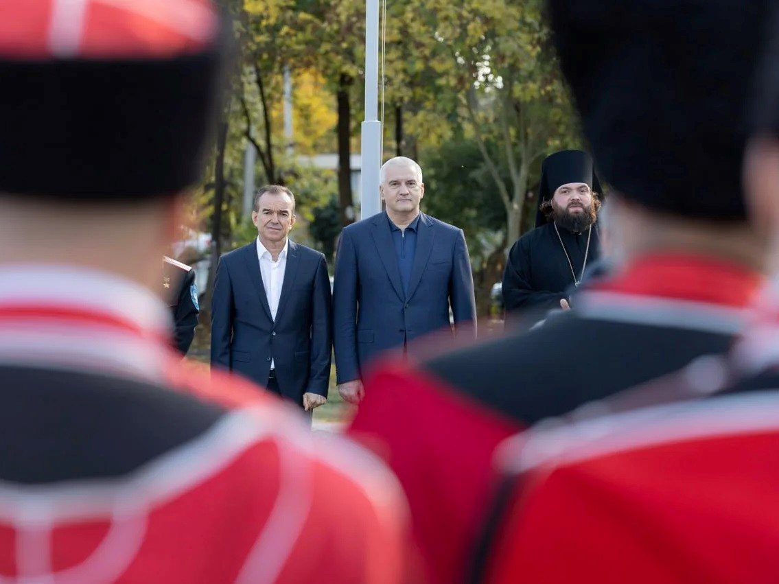 Вениамин Кондратьев принял участие в открытии и освящении часовни в Керчи На мероприятии также выступили глава Республики Крым Сергей Аксенов депутат Госдумы казачий генерал Николай Долуда епископ Феодосийский и Керченский преосвященнейший Иларион войсковой священник Кубанского казачьего войска протоиерей Иоанн Гармаш Часовню во имя Покрова Пресвятой Богородицы построили по инициативе Кубанского казачьего войска на территории храма апостола Андрея Первозванного в память об участии казаков в событиях Крымской весны В 2014 году они одними из первых пришли на помощь крымчанам в ночь на 27 февраля высадились на полуостров и жили на территории храма охраняя жителей и стратегические объекты до самого референдума Кубань и Крым всегда были связаны дружбой традициями добрососедства и взаимовыручки у нас общая история культура православная вера И Крымская весна еще сильнее укрепила наши отношения Мы все помним как стремительно развивались события в феврале 2014 года но жители Крыма приняли исторический выбор войти в состав России показали пример мужества и верности Это решение поддержал и Президент Владимир Владимирович Путин В тот период кубанские казаки первыми пришли на помощь нашему братскому народу В ночь на 27 февраля более сотни человек отправились через Керченский пролив Позже их ряды пополнили еще 900 казаков И сегодня казачество снова защищает всех нас на СВО здесь также стоят ребята которые уже не раз бывали в зоне специальной военной операции У нас общие вызовы и я уверен вместе обязательно с ними справимся Потому что мы защищаем себя свою идентичность память предков и тех кто еще не родился Но главное мы защищаем свою землю которую никому не отдадим стоим за историческую правду сказал Вениамин Кондратьев Читайте нас в МАХ