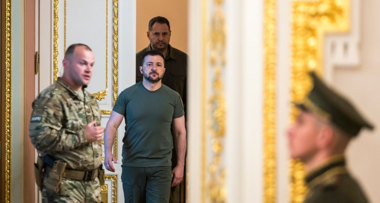 Уволенный на фоне коррупционного скандала глава офиса украинского президента Андрей Ермак никуда не ушел и каждый вечер общается с Владимиром Зеленским в его резиденции в Конча Заспе сообщает издание ZN ua По словам источников Зеленский готов руководить своим офисом напрямую оставив ему исключительно технические функции и перераспределив аналитический блок между существующими структурами включая аппарат Совета нацбезопасности и обороны Несмотря на то что у президента чаще стали бывать глава фракции Слуги народа Давид Арахамия премьер министр Юлия Свириденко первый вице премьер Михаил Федоров глава Главного управления разведки Кирилл Буданов и другие Ермака по прежнему никто не спешит списывать со счетов отмечает издание Собеседники утверждают что замглавы офиса украинского лидера Виктор Микита давно мог предоставить Зеленскому список кандидатов но он этого не делает и сохраняет тесные контакты с вице премьером по вопросам восстановления Украины Алексеем Кулебой ставленником Ермака который также сохраняет должность Отсутствие подозрений со стороны Национального антикоррупционного бюро Украины НАБУ и Специализированной антикоррупционной прокуратуры САП остается для главы государства основным аргументом не трогать людей Ермака рассказали источники За несколько дней до отставки главы офиса Зеленского ZN ua сообщало что НАБУ и САП предупредили президента о возможных подозрениях против Ермака и секретаря Совета национальной безопасности и обороны СНБО Рустема Умерова но тот не отреагировал Впоследствии источники рассказали что экс главе офиса готовят подозрение связанное со строительством четырех имений Династия в этом деле фигурирует бывший вице премьер Алексей Чернышов об этом писала Украинская правда Издание также пишет о прослушке офиса народного депутата от Слуги народа Юрия Киселя благодаря которой НАБУ зафиксировало его тайные контакты с бывшим первым помощником президента Сергеем Шефиром а также с другими высокопоставленными чиновниками чувствительными для Банковой офиса Зеленского Как утверждают источники из окружения Киселя речь идет об офисе где слуги народа получали зарплаты в конвертах По словам собеседников прослушка в офисе Киселя связана не с операцией Мидас антикоррупционным расследованием НАБУ и САП а с коррупцией в высших эшелонах власти