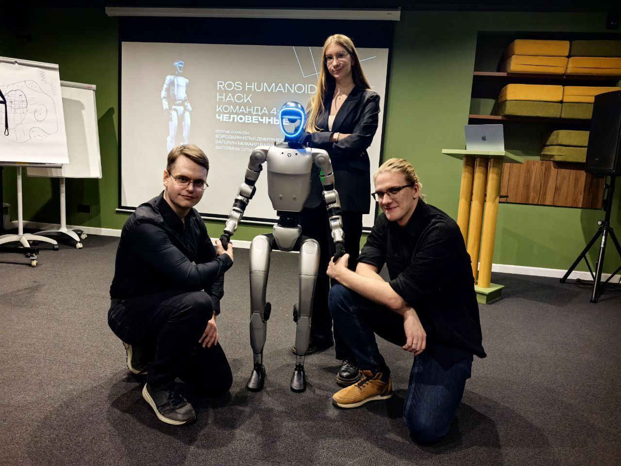 Студенты Самарского университета им Королёва победили в первом в России хакатоне по программированию антропоморфных роботов ROS Humanoid Hack Хакатон проходил в Санкт Петербурге и собрал 35 участников из 17 команд За неделю им предстояло запрограммировать цифрового двойника антропоморфного робота Unitree G1 в симуляторе NVIDIA Isaac Sim настроить его движение навигацию работу с картами и решить ряд прикладных задач Команда университета Человечные стала победителем В составе команды Илья Бородкин Михаил Загорин и Ольга Загорина Все трое учатся в аспирантуре по направлению Тепловые электроракетные двигатели и энергоустановки летательных аппаратов и работают в университете За неделю наши ребята решили 5 из 6 конкурсных задач особое внимание команда уделила картографированию и ориентированию цифрового двойника робота на построенной карте С симулятором мы работали впервые многое пришлось разбирать прямо в процессе Но опыт с промышленной и мобильной робототехникой помог Мы очень рады победе главное здесь не только приз но и возможность получить практический опыт работы с цифровым двойником антропоморфного робота отметили участники команды Приз в размере 100 000 рублей ребята поделят поровну вклад каждого был одинаково важен Работа шла практически без остановки участники шутят что призовые деньги пойдут на восстановление морального состояния после бессонных ночей Поздравляем команду и желаем дальнейших успехов в робототехнике