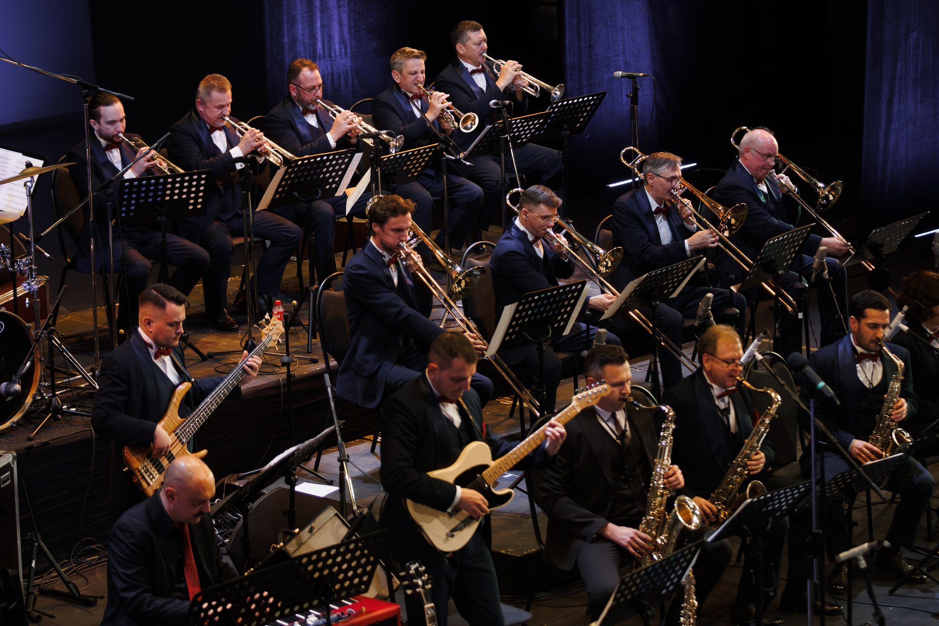 В Краснодаре проведут джазовый фестиваль 0 Ежегодный праздник музыки GG JAZZ состоится 30 и 31 октября на сцене Краснодарского музыкального театра Меломанов ждет насыщенная программа с выступлением звезд джаза 30 октября в 19 00 на сцену Краснодарского музтеатра выйдут известный российский трубач Виталий Головнев квинтет Андрея Мулюкина квартет New Centropezn певица Кристина Корнелюк с авторским проектом Завершат фестиваль 31 октября в 19 00 биг бенд Георгия Гараняна бас гитарист виртуоз Золтан Реналди детский биг бенд джазовой школы имени Кима Назаретова и джазовое трио Ilugdin из Москвы сообщает пресс служба администрации Краснодарского края Фото Пресс служба администрации Краснодарского края tamannews