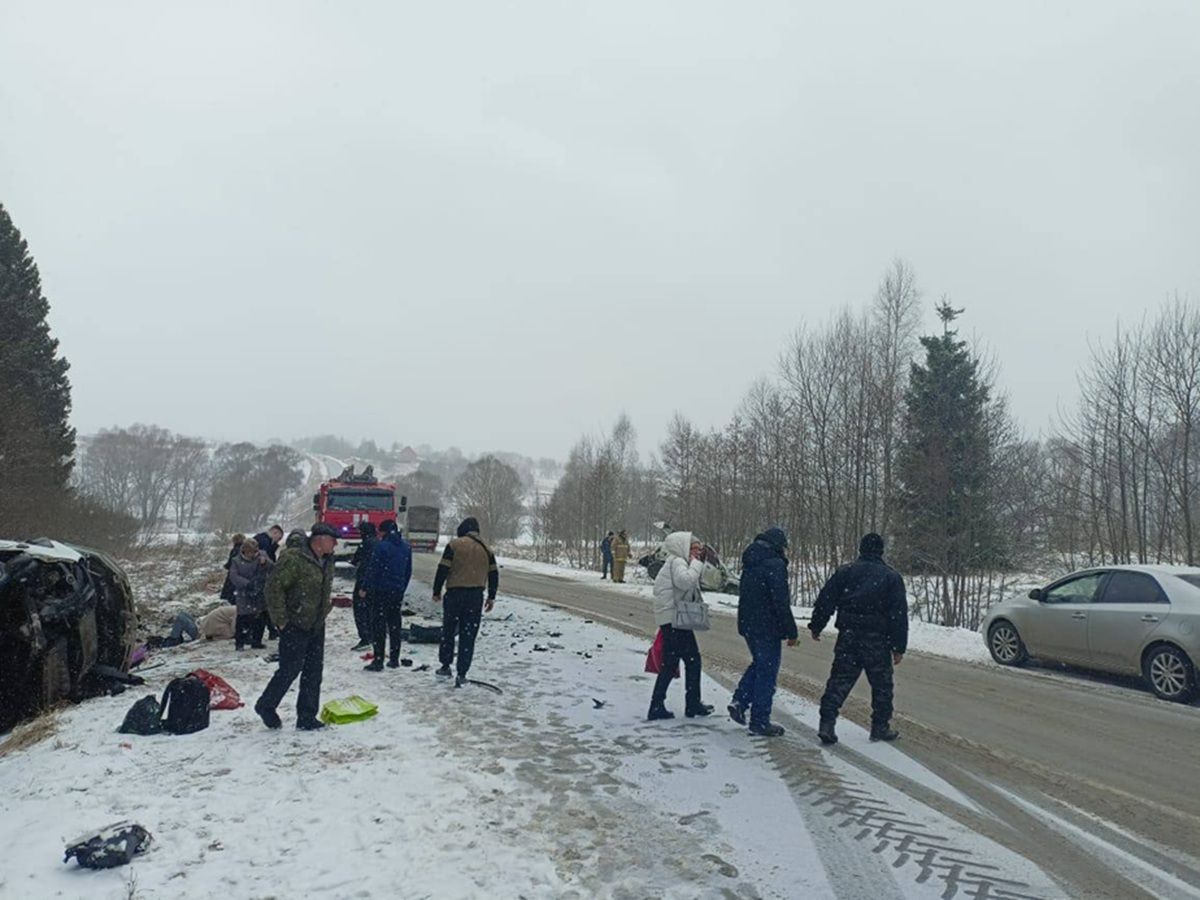 До 15 человек возросло количество пострадавших в ДТП с маршруткой в Калужской области     вблизи деревни Величково, Жуковского района на трассе произошло столкновение пассажирского автобуса и автомобиля Renault Sandero. На момент аварии в «Газели» находилось 15 пассажиров, среди которых было двое несовершеннолетних. В Renault были водитель и пассажир. В результате ДТП водитель «Газели» скончался на месте.  ↗  Прислать новость   Подписаться