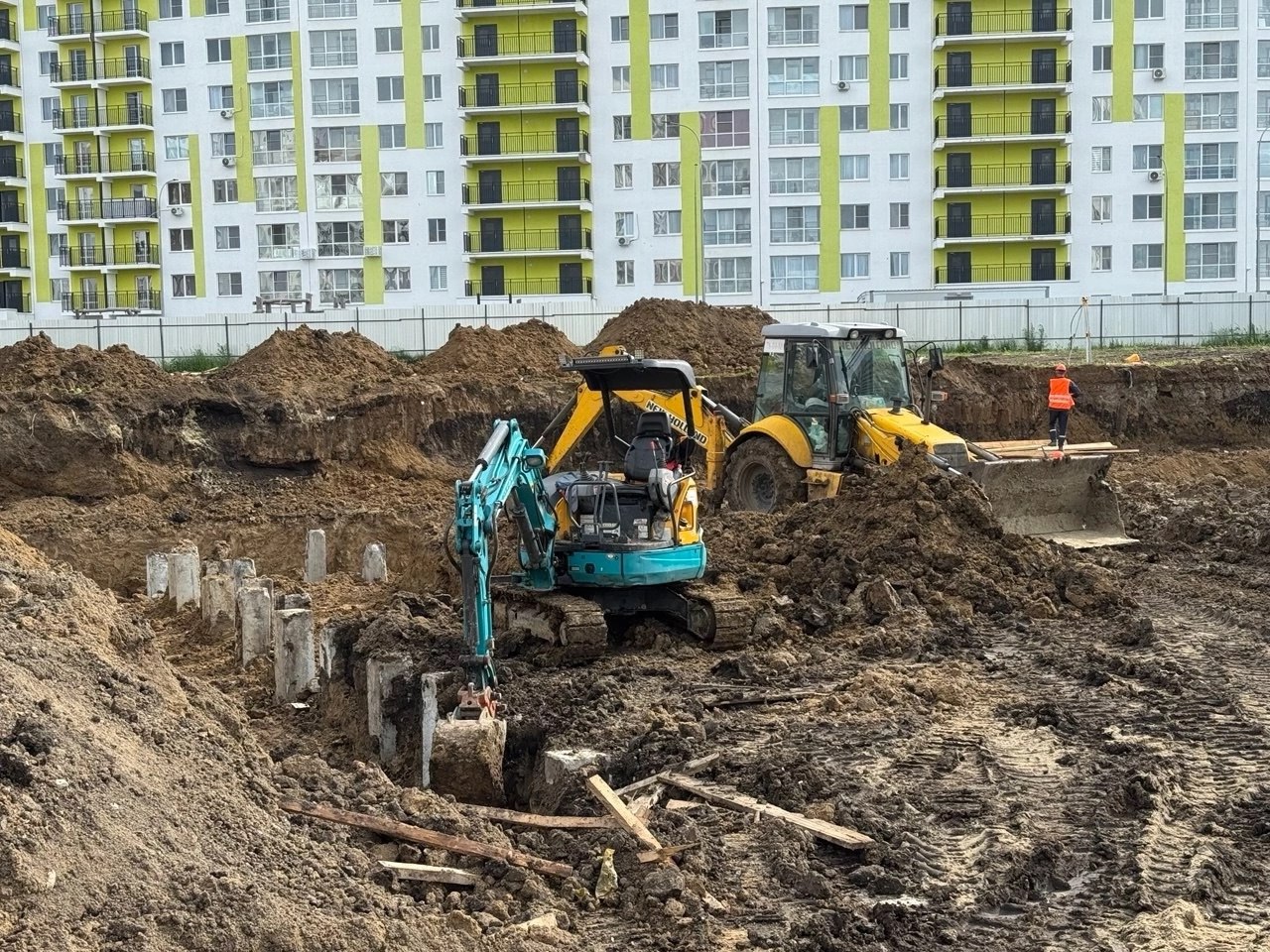 В Пензе началось строительство новой современной школы в Дальнем Арбекове Микрорайон №7 между ул. Генерала Глазунова, Героя России Жоги и 65-летия Победы Срок сдачи: 30 июня 2027 года Вместимость: 1 100 мест Здание переменной этажности 2-3 этажа Подрядчик: местная строительная компания Новая школа станет важным образовательным центром для жителей развивающегося микрорайона. Поделиться с нами новостью Подписаться