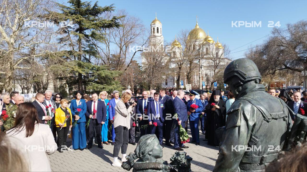 В центре Симферополя возложили цветы к памятнику Вежливым людям  В церемонии приняли участие Глава Республики Крым Сергей Аксёнов и председатель Госсовета РК Владимир Константинов. Собрались представители сферы образования, медицины, экстренных и силовых ведомств, духовенства и ополчения. Приехали и депутаты из Запорожской, Херсонской областей, ДНР и ЛНР.  Крым 24