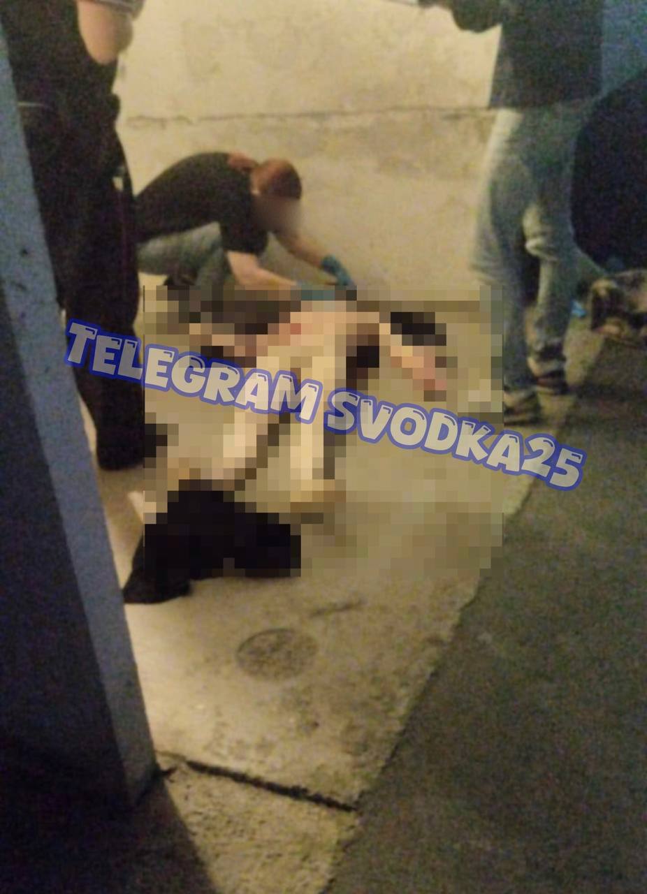 На Снеговой Пади во Владивостоке неизвестный с ножом напал на девушку Сообщается что инцидент произошел в районе Адмирала Смирнова 16 Со слов очевидцев девушка скончалась Информацию уточняем Фото Svodka25   Подписывайтесь на PrimaMedia в MAX 18