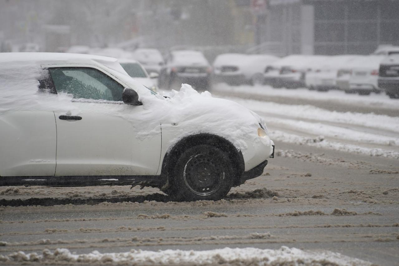 Екатеринбурженка не смогла вернуть автомобиль по схеме Долиной Летом этого года с жительницей Екатеринбурга связались неизвестные Под видом сотрудников Роскомнадзора и ФСБ они убедили женщину продать автомобиль Пострадавшую уверяли что после продажи она сможет оспорить сделку и вернуть деньги Екатеринбурженка продала машину за 750 тысяч рублей и перевела деньги мошенникам Осознав что ее обманули женщина подала иск к покупателю о признании сделки недействительной В суде заявительница ссылалась на то что продала машину под влиянием обмана по цене ниже рыночной Суды встали на сторону покупателя Ответчик доказал что продавец заключила сделку добровольно Заявительница же не смогла подтвердить что покупатель знал или должен был знать об обмане со стороны мошенников Схемой Долиной называют ситуацию когда продавец через суд возвращает проданное имущество ссылаясь на совершение сделки под влиянием мошенников При этом деньги покупателю не возвращают потому что продавец потерял их из за мошеннической схемы Не открывается ссылка Попробуйте эту   tinyurl com mr3xscc8