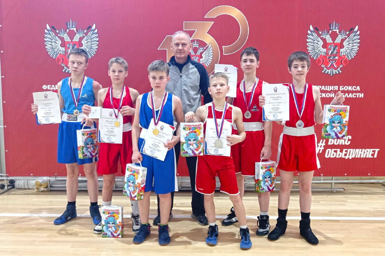 Чепецкие боксёры выступили на областных соревнованиях В минувшие выходные в Кирове прошло первенство по боксу среди юниоров Участвовали около восьмидесяти юношей и девушек Чепецк представили подопечные спортшколы 1 Победителями и призёрами стали 1 место Манин Максим Бажин Роман Романов Евгений 2 место Катаев Максим Житлухин Глеб Гришин Тимур