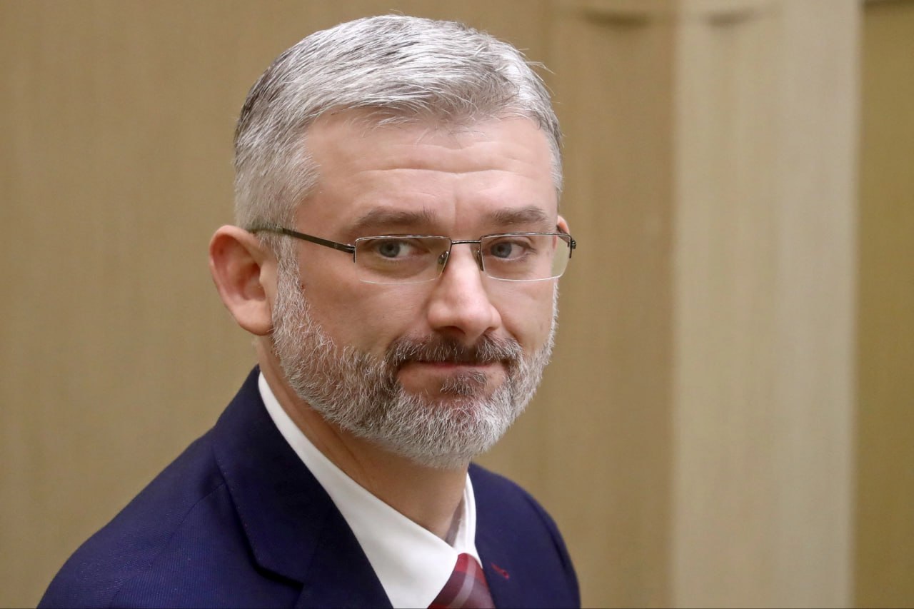 Гендиректор ГТЛК возвращается в Минтранс Евгений Дитрих как сообщают источники вернется в министерство и станет помощником министра транспорта В период с 18 мая 2018 по 9 ноября 2020 года Дитрих сам занимал должность министра а сейчас остается гендиректором ГТЛК Пару недель назад сообщалось что Дитрих покинет пост руководителя лизинговой компании Сама же ГТЛК будет передана в управление ВЭБу Беспилот